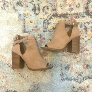 Women’s tan, suede booties.